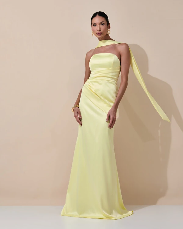 Vestido de Festa Longo Tomara que Caia Cetim Alfaiataria Drapeado Lenço Amarelo Manteiga