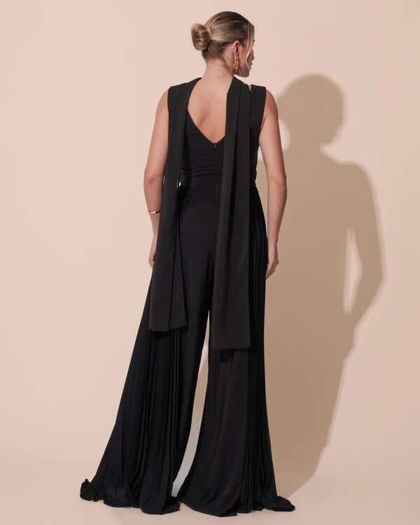 Macacão de Festa Longo Crepe Pantalona Plissado e Lenço Preto