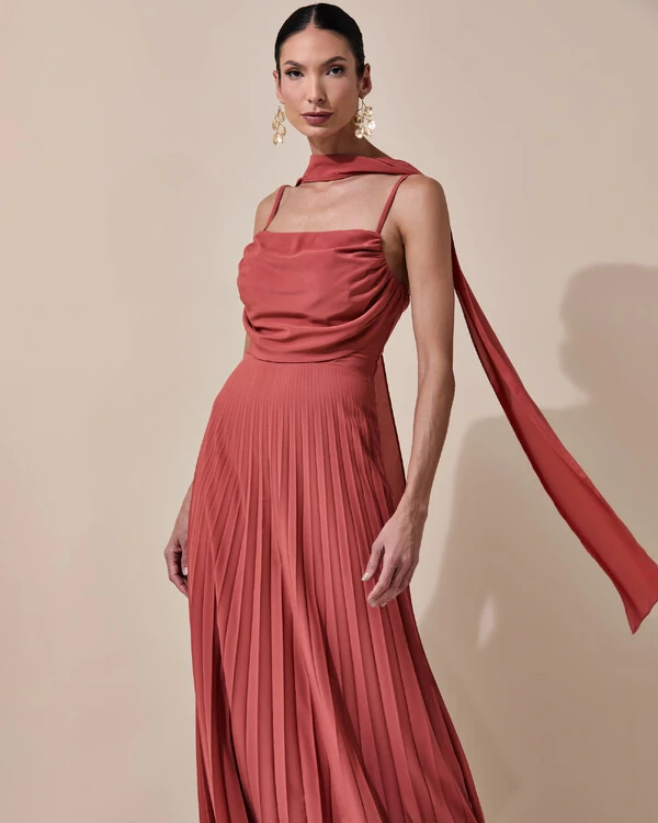 Vestido de Festa Longo Crepe Chiffon Plissado Trançado e Lenço Terracota