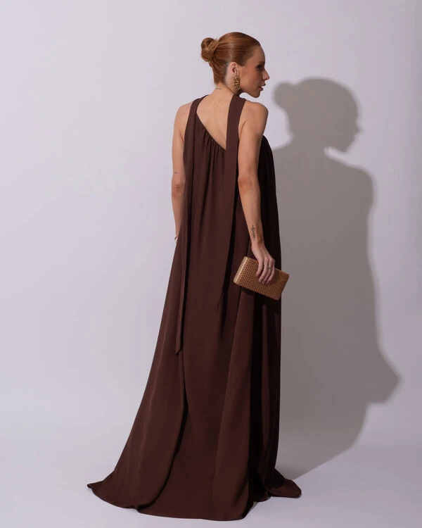 Vestido de Festa Longo Crepe Fluido um Ombro Só com Lenço Marrom