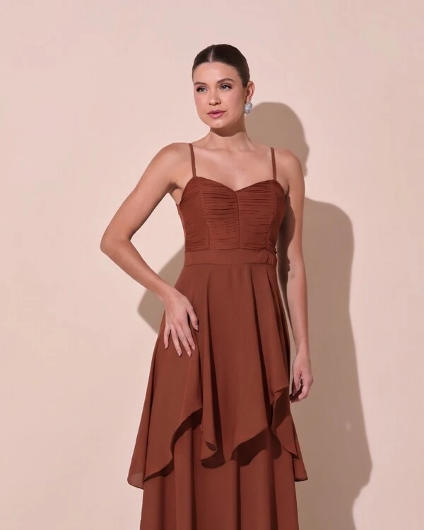 Vestido de Festa Longo Decote Coração Plissado Crepe Chiffon Babados Cascata Marrom New