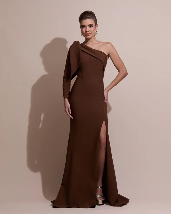 Vestido de Festa com Laço de Um Ombro em Alfaiataria Fenda Marrom