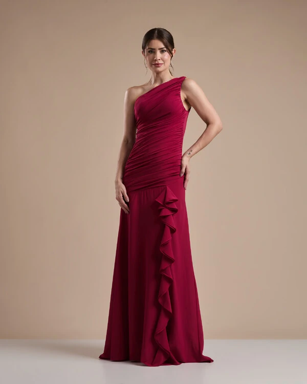Vestido de Festa Longo Crepe Chiffon Um Ombro Só Drapeado com Babado Cascata Cereja