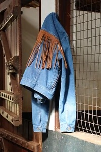 Jaqueta Jeans com Franjas em Couro