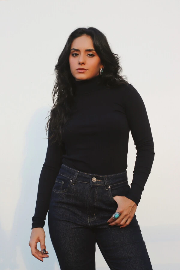 Blusa Gola Alta Preta
