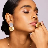 Anel Essenza Oval Banho de Ouro 18k Acetinado