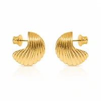 Brinco Concha - Banho de Ouro 18K | Charme Náutico e Elegância