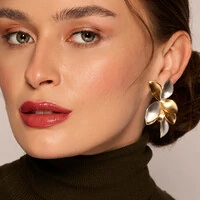 Brinco Pétalas Acetinadas Maxi com Mix de Banhos