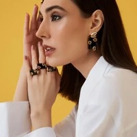 Brinco Miles com Esmaltado Preto, Cristais e Banho de Ouro 18K