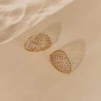 Brinco Aramado com Zircônias e Banho de Ouro 18K - Elegância Clássica com Brilho Moderno
