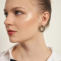 Brinco Argola Frontal Leopardos com Zircônias e Banho de Ouro 18K