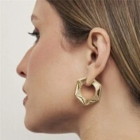 Argola Bientot com Zircônias – Banho de Ouro 18K | Elegância com Sentido