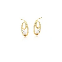 Brinco Meia Argola com Pingente de Pérola – Banho de Ouro 18K | Elegância Atemporal