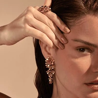 Anel Cascata de Flores Acetinadas com Banho de Ouro 18K – Delicadeza Esculpida em Detalhes