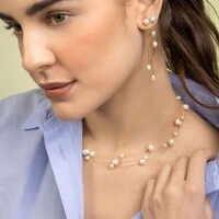 Brinco Fio com Pérolas e Banho de Ouro 18K – Delicadeza Atemporal