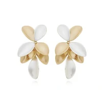 Brinco Pétalas Acetinadas Maxi com Mix de Banhos