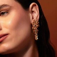 Brinco Cascata Flores Acetinadas com Banho Ouro 18K