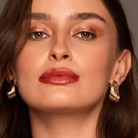 Brinco Simone Fios – Elegância Minimalista com Banho de Ouro 18K