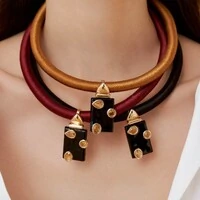 Pingente Miles com Esmaltado Preto, Cristais e Banho de Ouro 18K