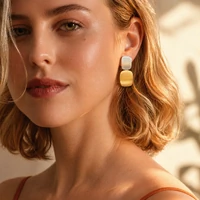 Brinco Kier com Acabamento Acetinado e Mix de Banhos