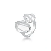 Anel Acetinado com Banho de Ródio Branco - Design Escultural e Brilho Sofisticado