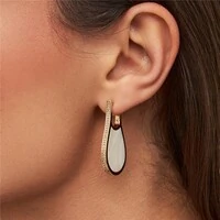 Brinco Chanson com Madrepérola e Zircônias – Banho de Ouro 18K | Elegância Clássica