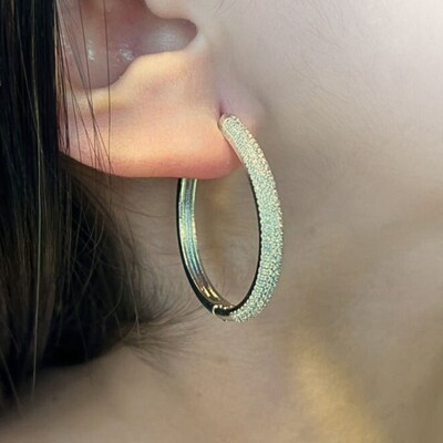 Foto Argola Toho Oval com Zircônias e Banho de Ródio Branco