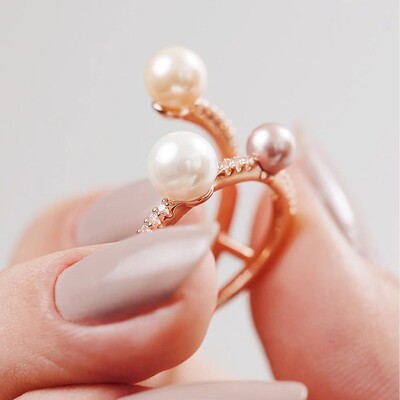 Foto Anel Mix 3 Pérolas com Zircônias e Banho de Ouro Rosê