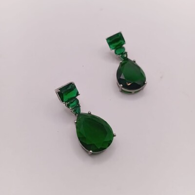 Foto Brinco Gota com Cristais Verdes - Banho de Ródio Branco | Sofisticação e Brilho Intenso (cópia)