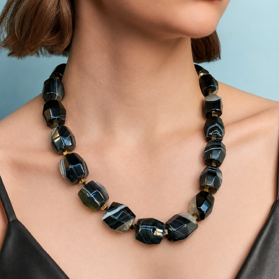 Foto Colar com Ágatas em Tons Escuros - Elegância Natural com Banho de Ouro 18K