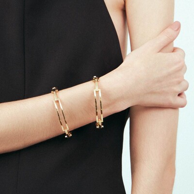 FotoBracelete Retangular Vazado com Banho de Ouro 18K