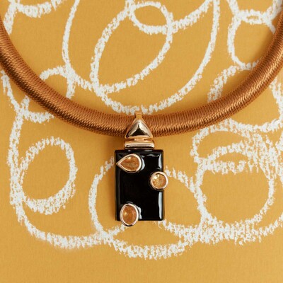 FotoPingente Miles com Esmaltado Preto, Cristais e Banho de Ouro 18K