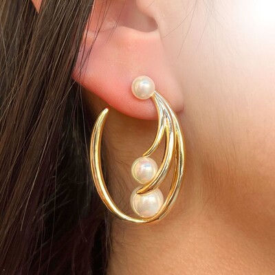 FotoBrinco Wave com Pérolas – Banho de Ouro 18K | Estilo Orgânico e Elegante