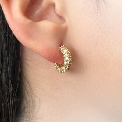 Foto Argola Tereza Cravejada – Ouro 18K e Zircônias