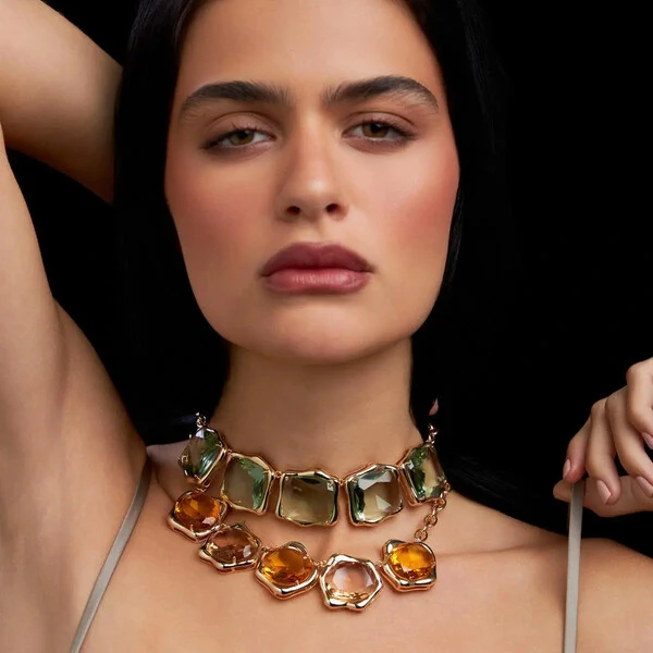 Colar Quadrado com Cristais Verdes e Banho de Ouro 18K