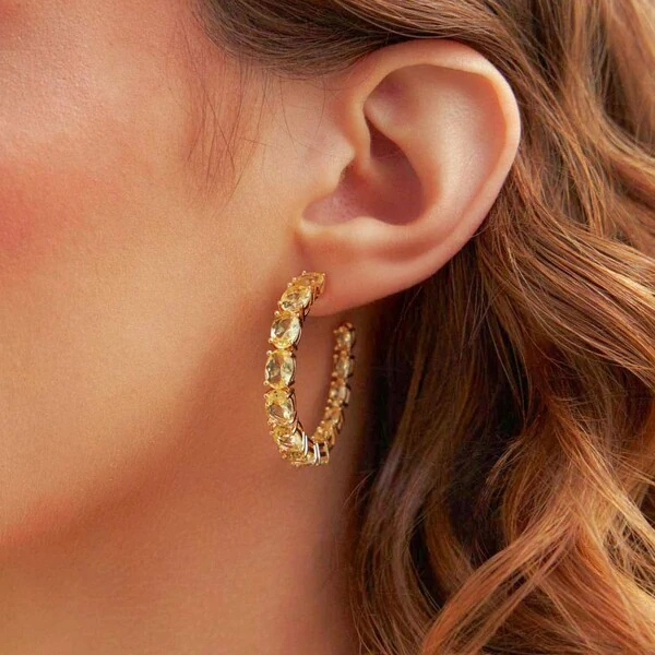 Brinco Argola Amarantos com Cristais e Banho de Ouro 18K – Brilho Impactante