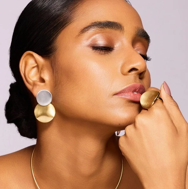 Anel Essenza Oval Banho de Ouro 18k Acetinado