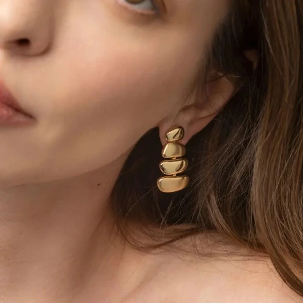 Brinco Palomino Pendente - Elegância e Design com Banho de Ouro 18K