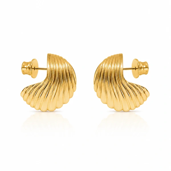Brinco Concha - Banho de Ouro 18K | Charme Náutico e Elegância