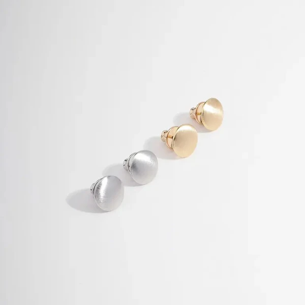 Brinco Botão com Banho de Ródio Branco e acabamento acetinado