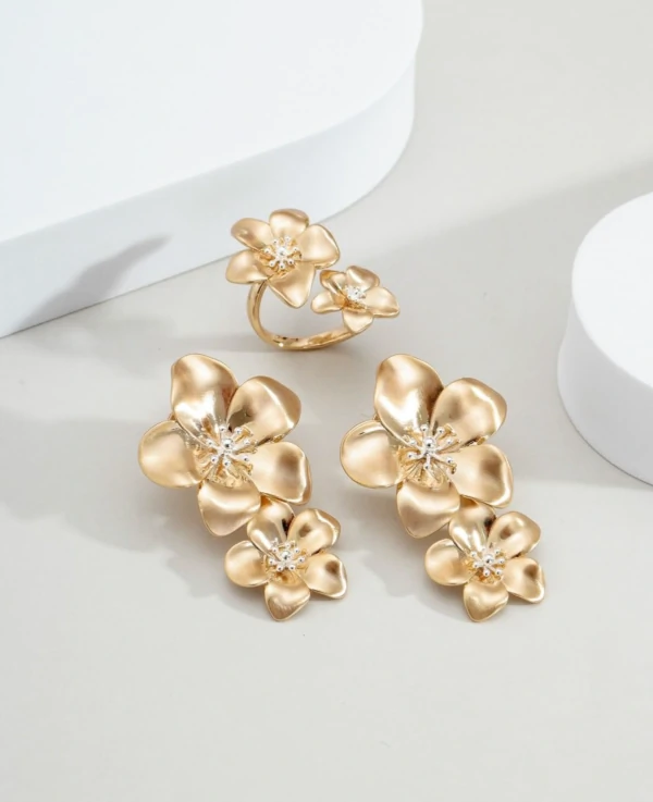 Brinco Flores Acetinadas Banho Ouro 18K