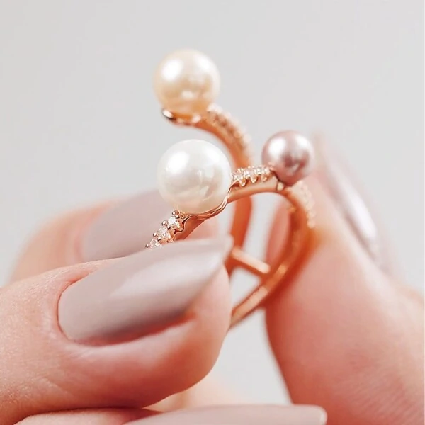 Anel Mix 3 Pérolas com Zircônias e Banho de Ouro Rosê