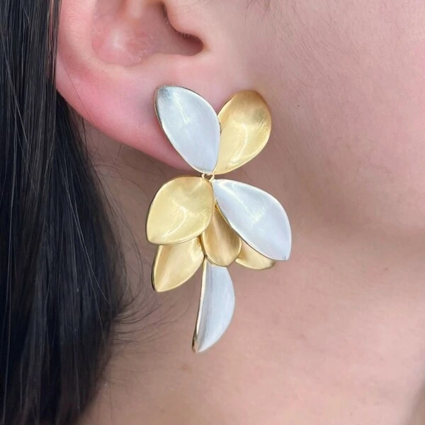 Brinco Pétalas Acetinadas Maxi com Mix de Banhos