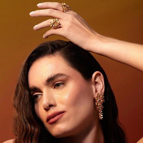 Anel Cascata de Flores Acetinadas com Banho de Ouro 18K – Delicadeza Esculpida em Detalhes