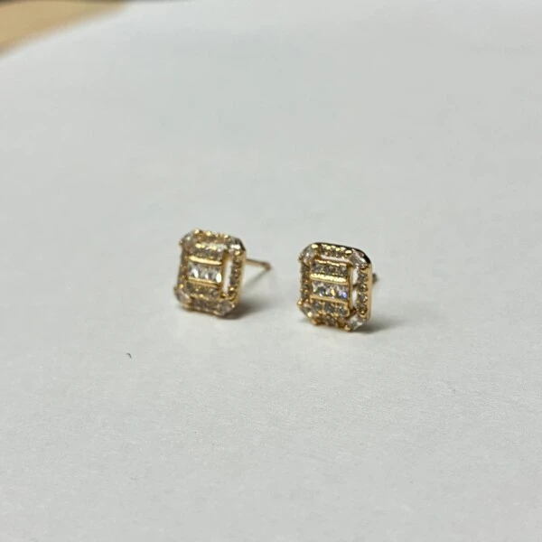 Brinco com Zircônias e Banho de Ouro 18K
