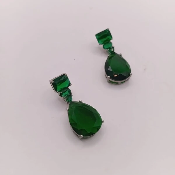 Brinco Gota com Cristais Verdes - Banho de Ródio Branco | Sofisticação e Brilho Intenso (cópia)