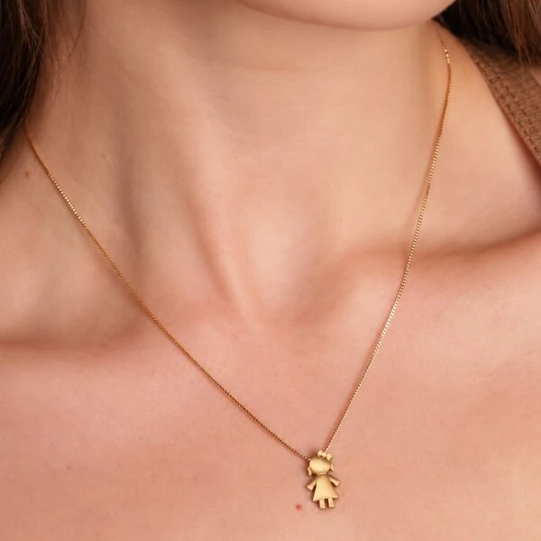 Pingente Menina + Corrente com Banho de Ouro 18K
