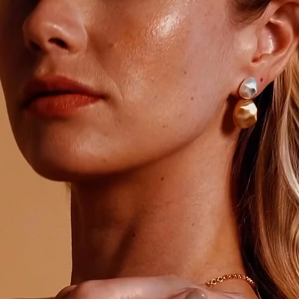 Brinco Uova Pendente com Mix de Banhos e Acabamento Acetinado