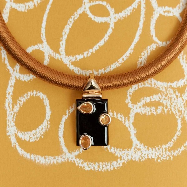 Pingente Miles com Esmaltado Preto, Cristais e Banho de Ouro 18K