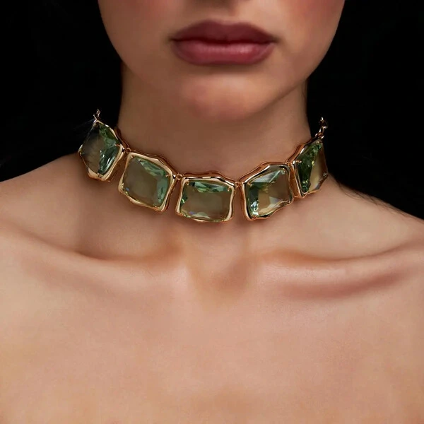 Colar Quadrado com Cristais Verdes e Banho de Ouro 18K